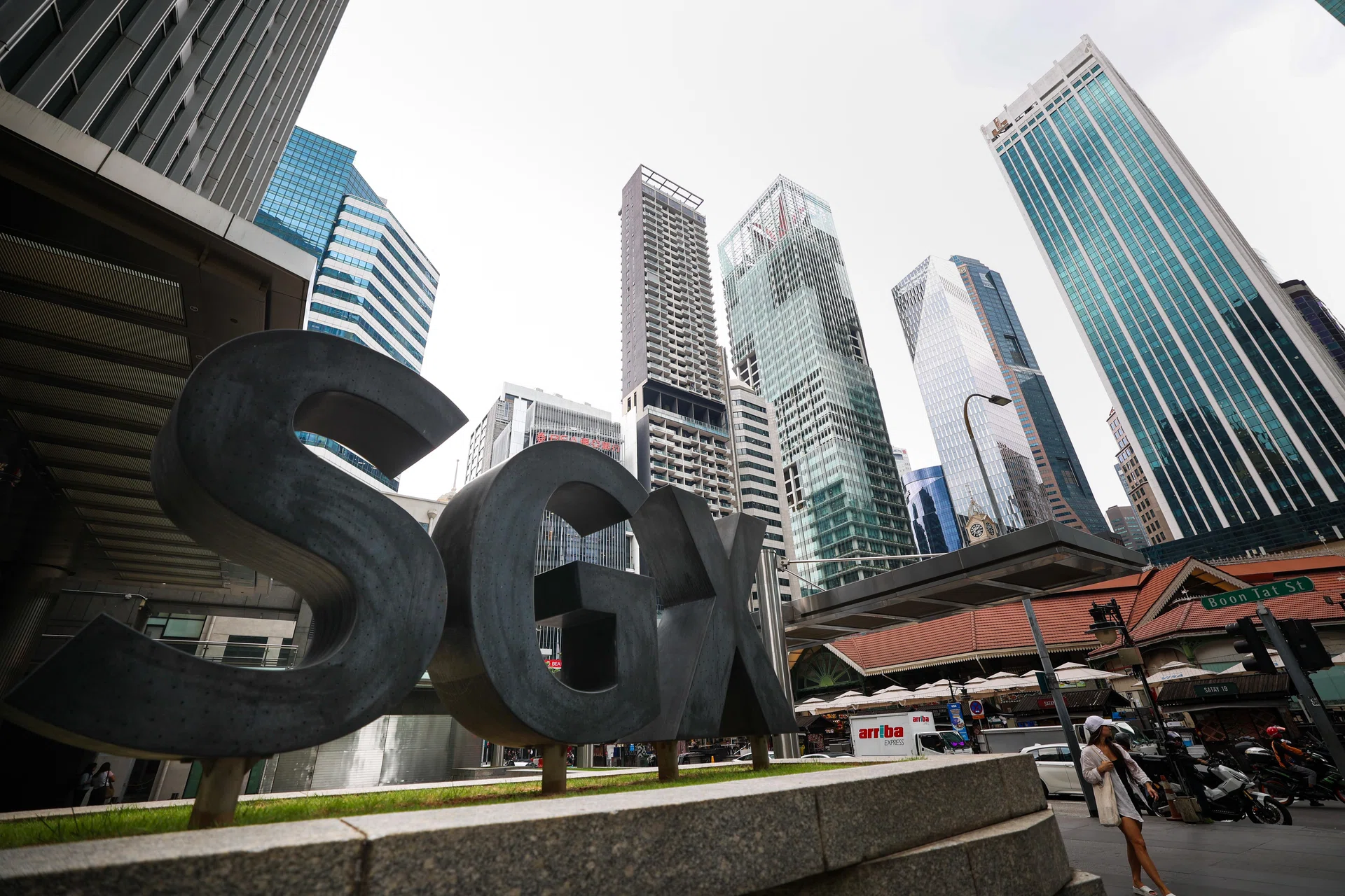 Singapore shares close flattish amid mixed regional showing; STI down 0.01%