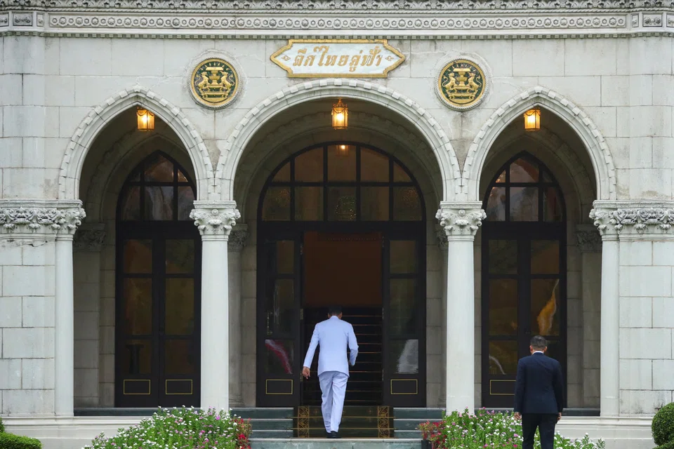 Two former central bank governors have said that the Pheu Thai Party's plan is fiscally irresponsible.