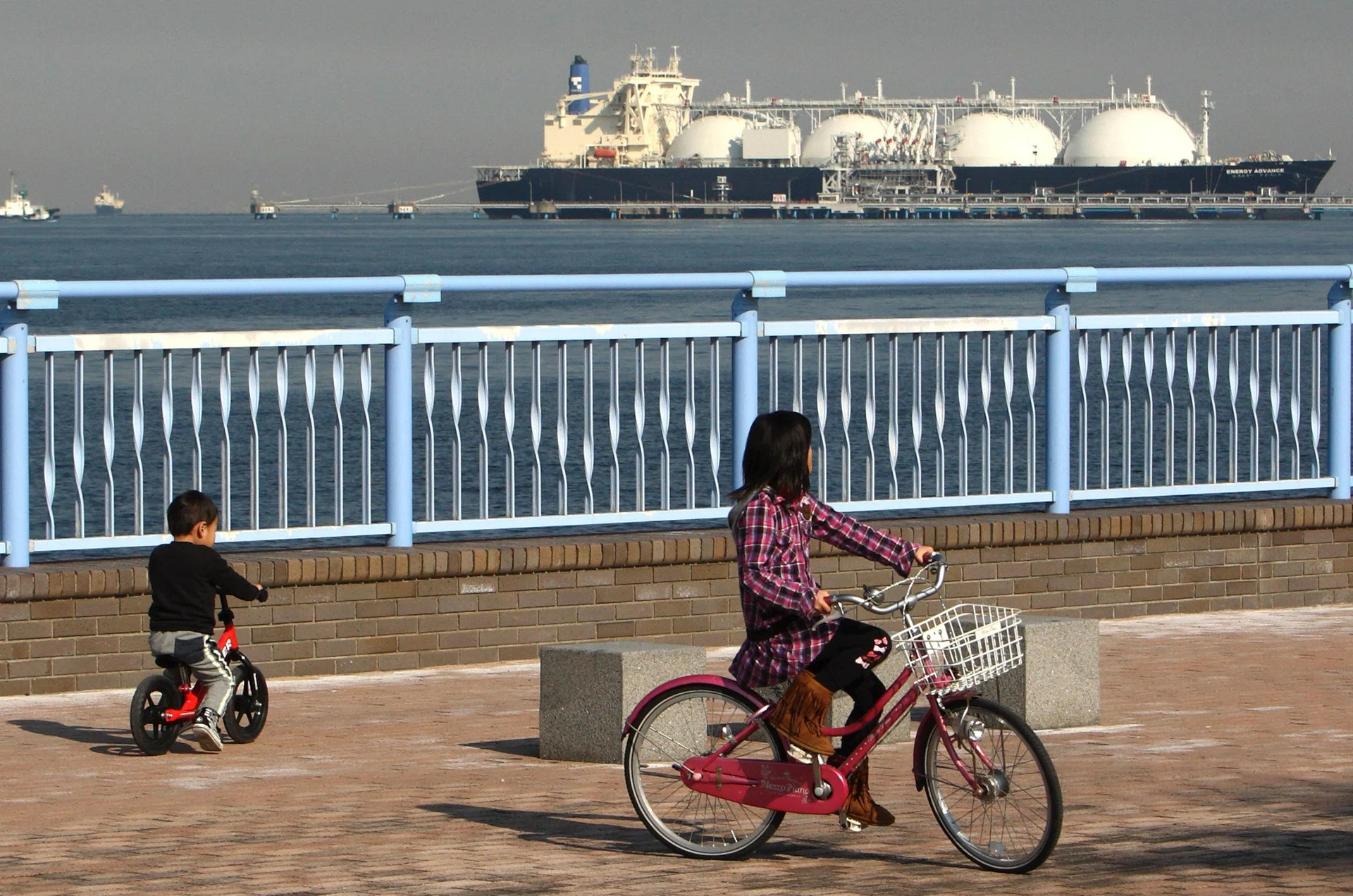 China shuns costly LNG imports even as summer power demand rises