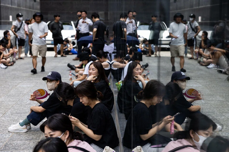 Customers waiting in line outside Tmon's office in Seoul. The payment delays have prompted South Korean financial authorities to launch an investigation, some vendors to cut ties and long lines of customers at offices of both platforms last week demanding refunds.