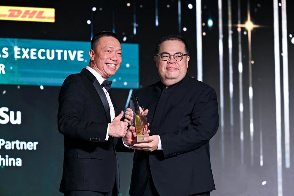 Ken Lee (left), CEO Asia-Pacific, DHL Express, presenting the trophy to David Su, founding managing partner, Matrix Partners China who bagged the Outstanding Overseas Executive of the Year Award.