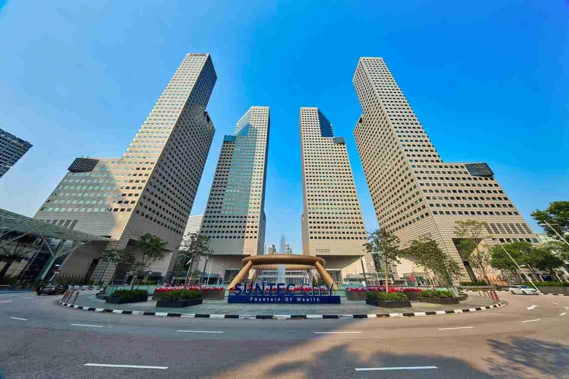 In 2025, three office floors in Suntec Towers were bought for between S$3,200 and S$3,364 psf, while a strata office unit was sold in January 2026 for S$3,897 psf.