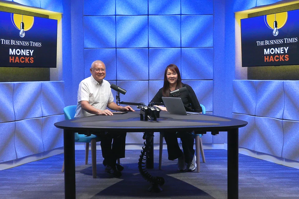 (From left) David Kuo of The Smart Investor and host Howie Lim. 