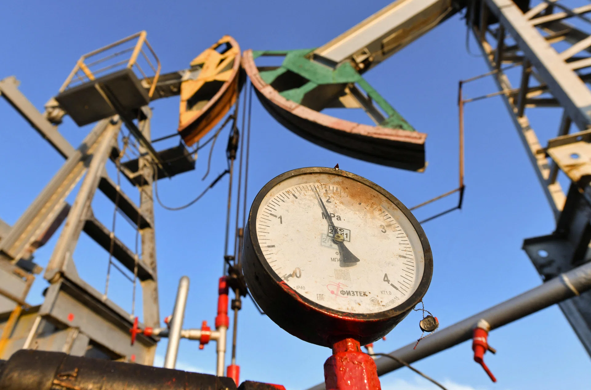 US likely to extend Russian oil waiver to temper Iran war shock ...