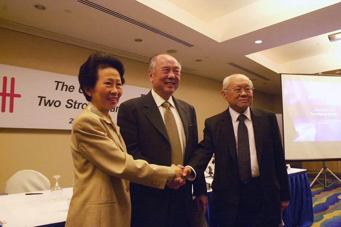 From left: Margaret Lien, Wee Cho Yaw, and then OUB chairman Lee Hee Seng at the UOB-OUB merger press conference in June 2001. Wee, UOB's chairman, had paid a personal visit to Lien's husband, OUB founder Lien Ying Chow, to persuade the family to sell its stake to UOB.