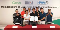 Present at the MOU signing ceremony are (front row, from left): NDCA executive secretary Jean See; Grab Singapore managing director Yee Wee Tang; and NPHVA executive secretary Raven Lee; (back row, from left): NDCA president Goh Yong Wei; NTUC secretary-general Ng Chee Meng; Senior Minister of State for Manpower Dr Koh Poh Koon; Grab chief operating officer Alex Hungate; and NPHVA general secretary Joseph Goh.