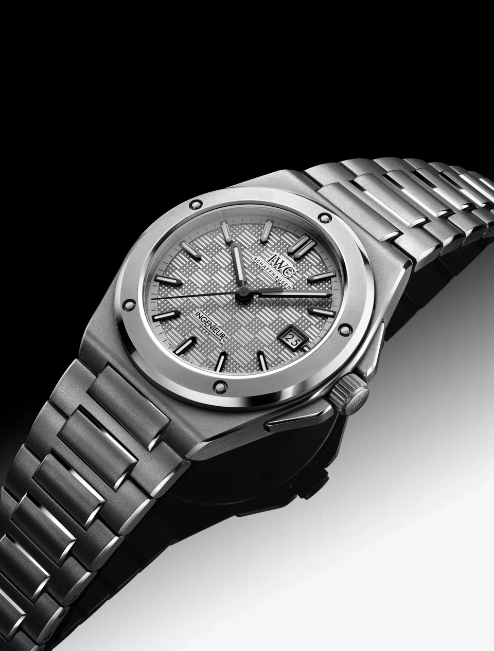The new Ingenieur Automatic 40 comes in a 40 mm stainless steel case matched with integrated steel bracelet – a combination currently fashionable with watch fans.