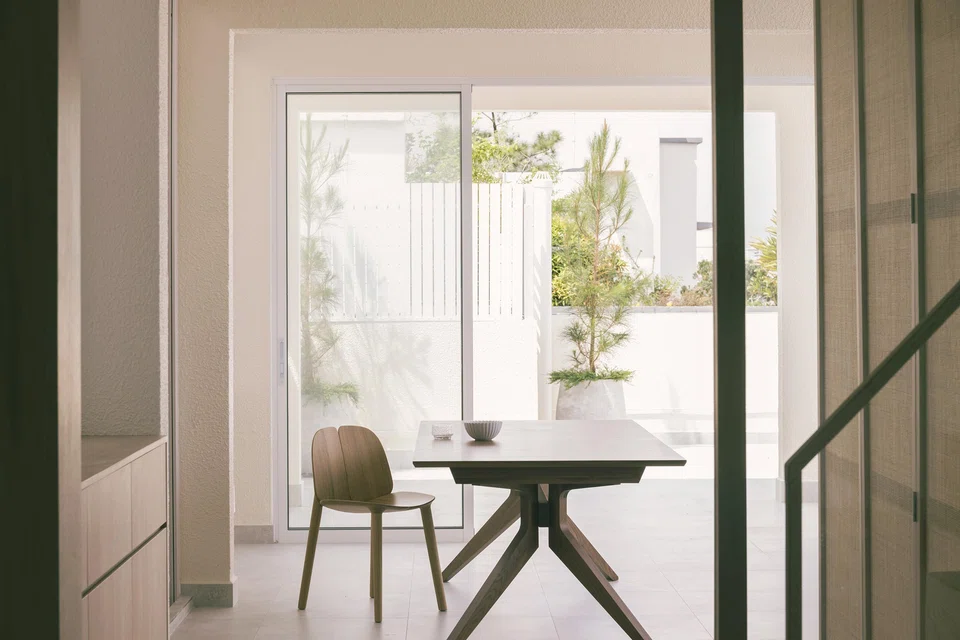 The dining area, pushed to the edge of the terrace, enjoys pleasant views. 