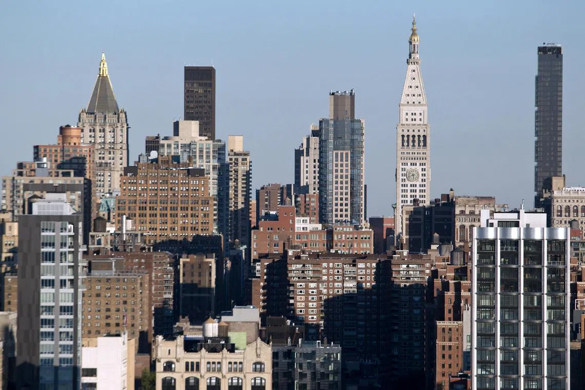 Owners of US commercial real estate suffer a cash crunch due to higher interest rates and vacancies.