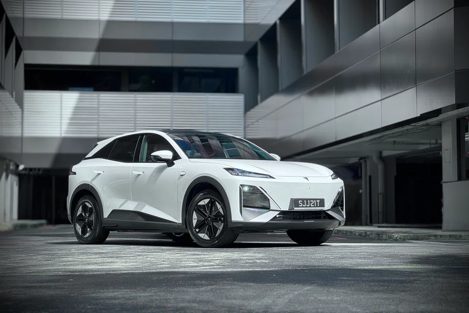 Designed in Turin, the S07 is blessed with the sleek proportions and taut surface language you'd expect from Italy, with frameless windows for an extra dash of style.