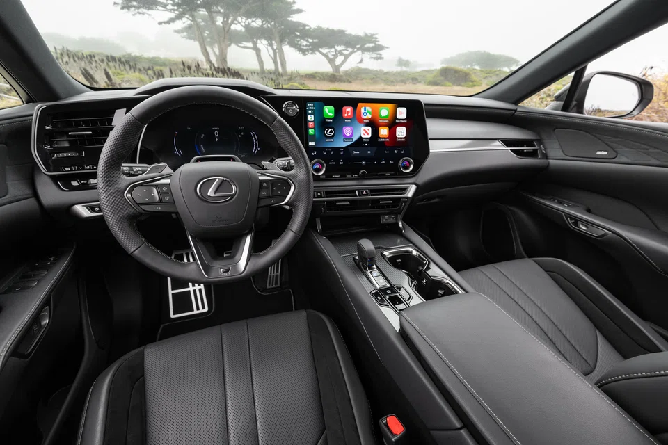 The cabin has a more modern, cockpit-like environment, with a 14-inch touchscreen menu replacing most of the physical buttons.