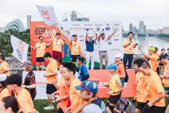 Speaker of Parliament Seah Kian Peng (far left) and Income Insurance CEO Andrew Yeo (second from left) at the flag off for the 5 km and 10 km categories.
