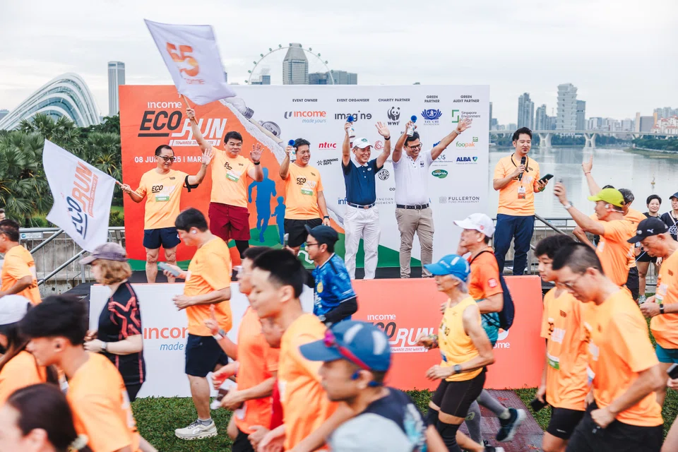 Speaker of Parliament Seah Kian Peng (far left) and Income Insurance CEO Andrew Yeo (second from left) at the flag off for the 5 km and 10 km categories.
