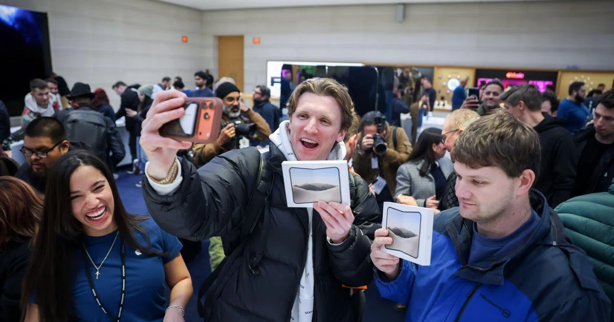 Apple’s iPhone Duo hits stores in face of short supply and high demand