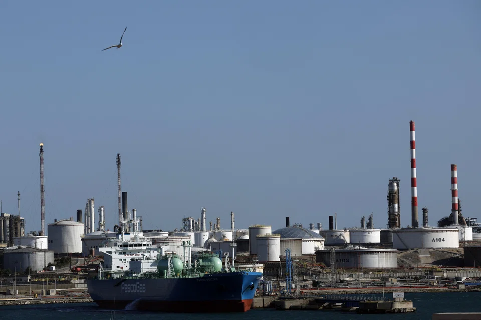 Brent crude futures settled US$5.10, or 5.64 per cent, higher to US$95.48 a barrel on Monday.
