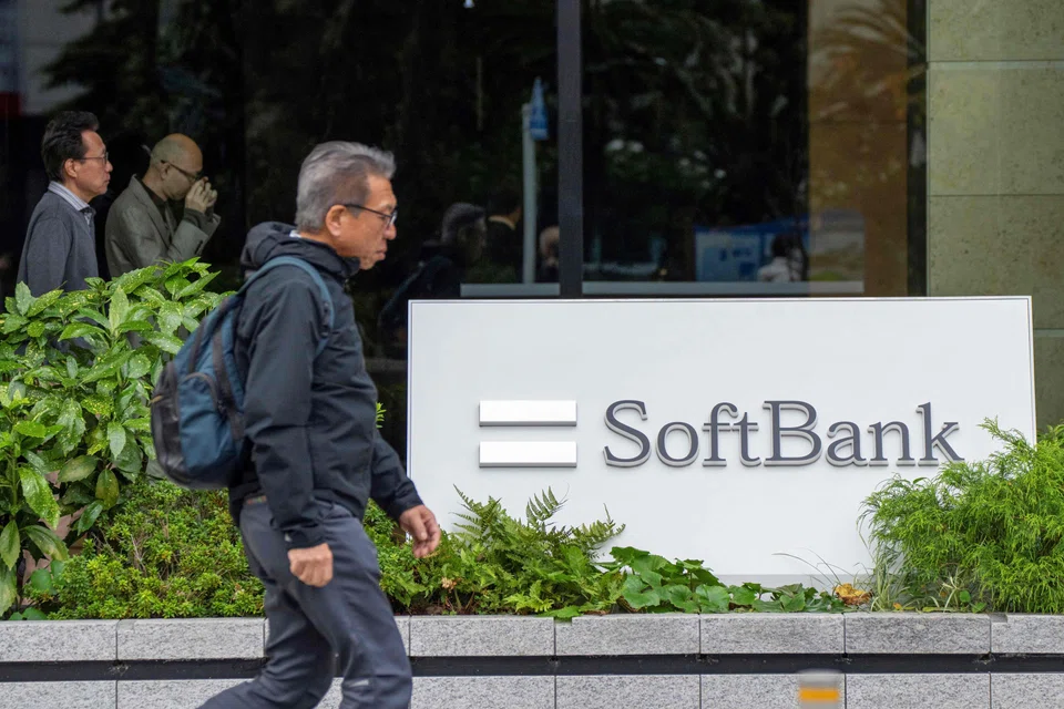 SoftBank had a net profit of 1.18 trillion yen in the same period a year earlier. 