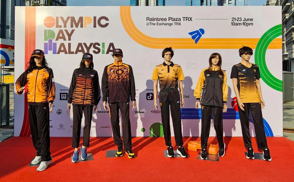 Detractors are particularly upset with how the flag on the outfits are in gold instead of Malaysia’s red, blue, yellow and white.