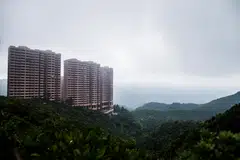 The deal highlights the broader troubles facing Hong Kong’s property market. 