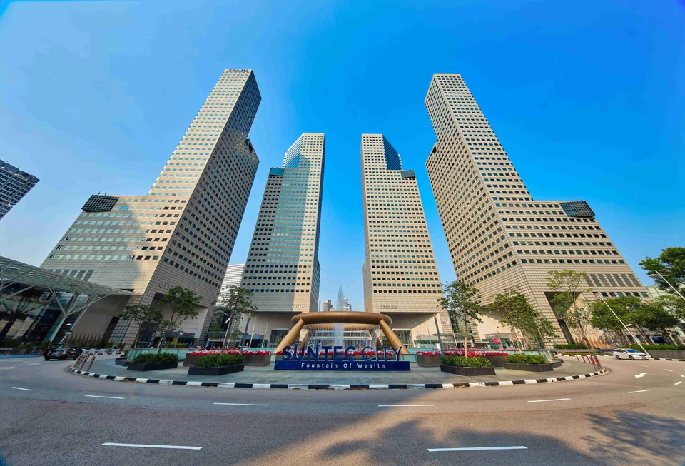 In 2025, three office floors in Suntec Towers were bought for between S$3,200 and S$3,364 psf, while a strata office unit was sold in January 2026 for S$3,897 psf.