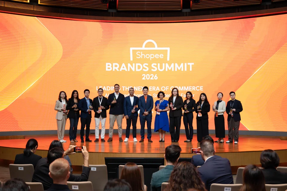 Ian Ho, Vice President, Shopee Singapore, and Brand Award winners at Shopee Brands Summit 2026.