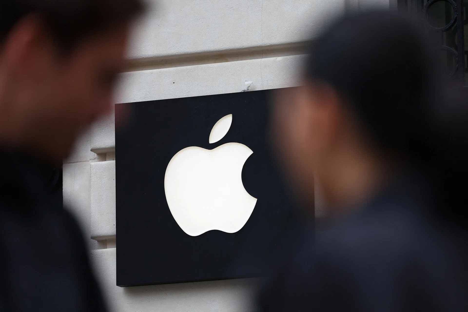 Apple sued by shareholders for allegedly overstating AI progress - The ...