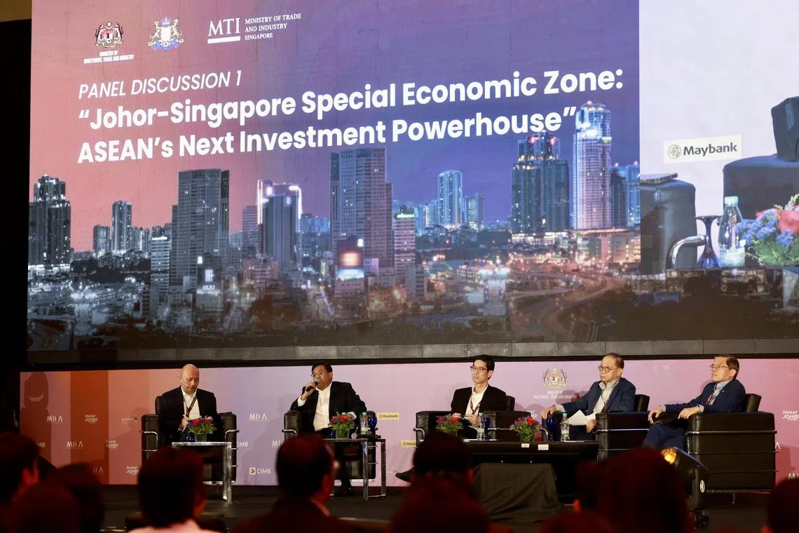 (From left) Maybank Investment Bank Berhad’s group chief economist Suhaimi Ilias moderated the session; panellists include Mida chief executive Sikh Shamsul Ibrahim Sikh Abdul Majid; Singapore Economic Development Board managing director Jermaine Loy; Federation of Malaysian Manufacturers vice-president Jacob Lee; and Singapore Business Federation chief executive Kok Ping Soon. 