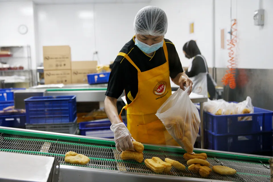 The Purchasing Managers’ Index (PMI) fell a marginal 0.1 point to 49.9 in a swift return to contraction territory in March, data from the Singapore Institute of Purchasing and Materials Management (SIPMM) showed.