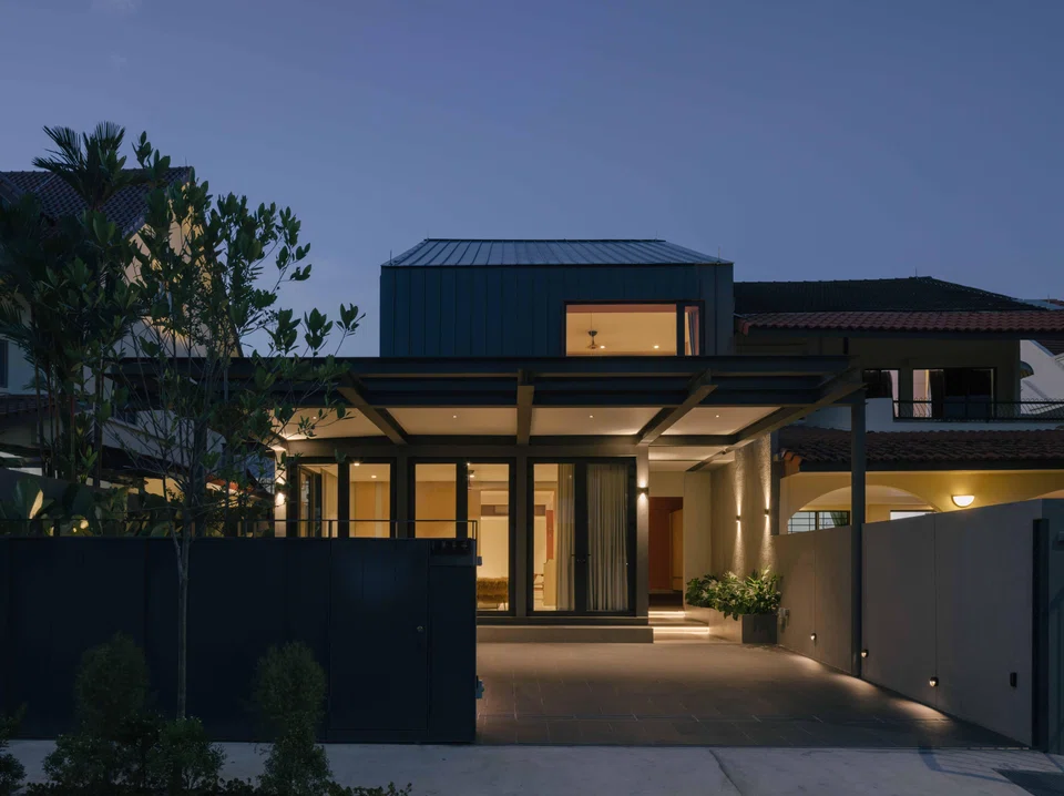 Matou House explores the use of a new architectural wraparound for an old house. 