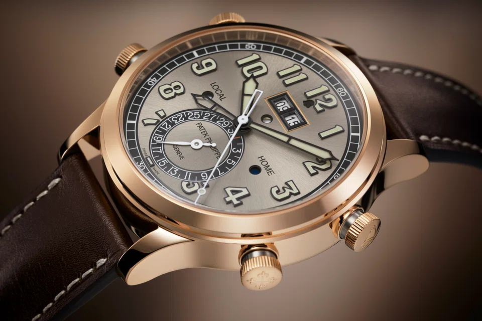 The Alarm Travel Time Reference 5520RG is powered by a patented self-winding movement.