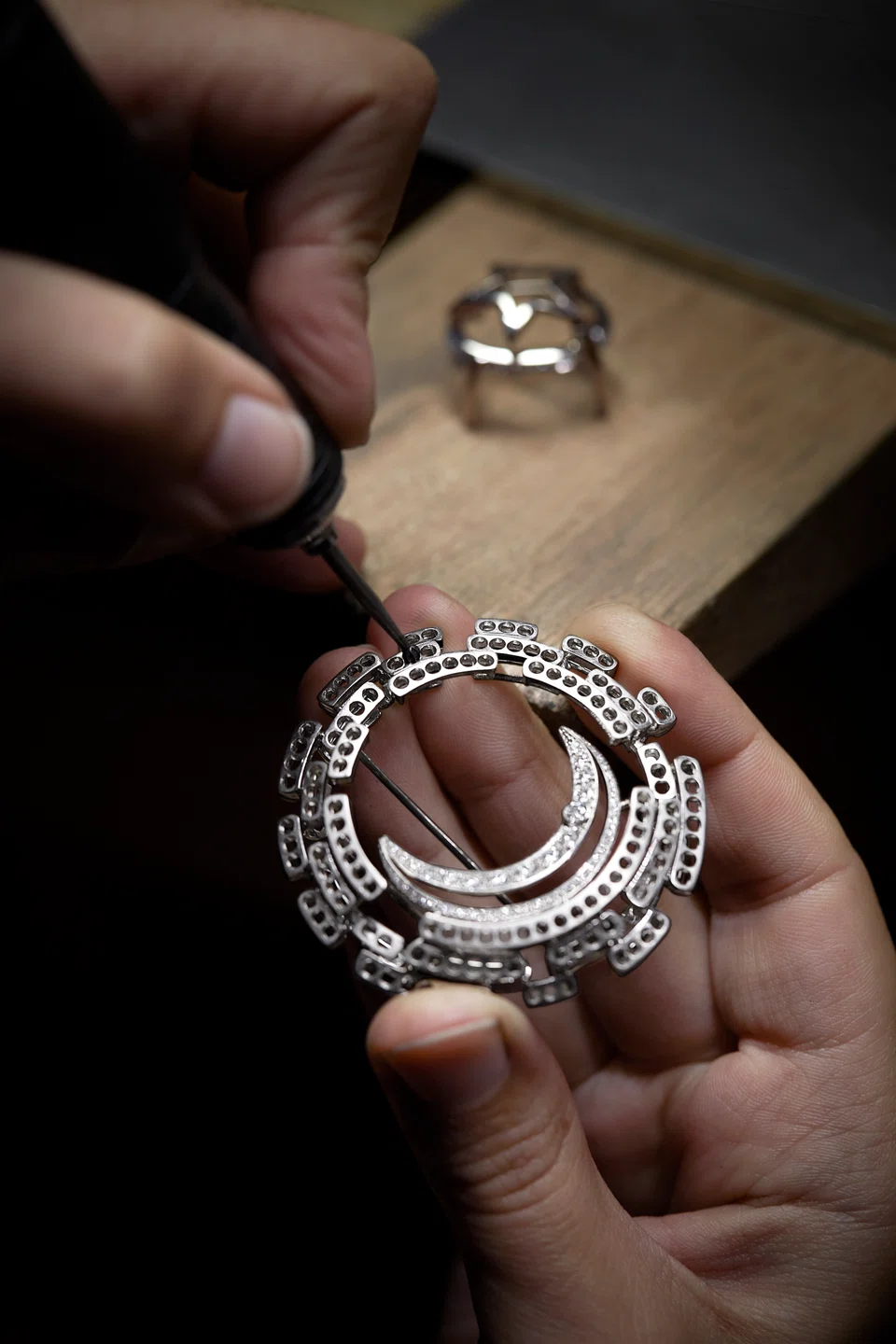 Reaming of the moon motif's mise en pierre (stone setting)




