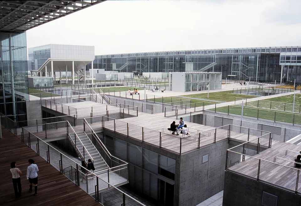 Saitama Prefectural University, completed in 1999, features nine transparent buildings connected by terraces, allowing views from one classroom to another. 