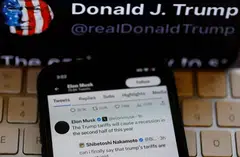 Traders dumped Tesla in heavy trading after Elon Musk quickly responded to US President Donald Trump’s criticism with social media posts that stepped up criticism of the president’s tax bill.