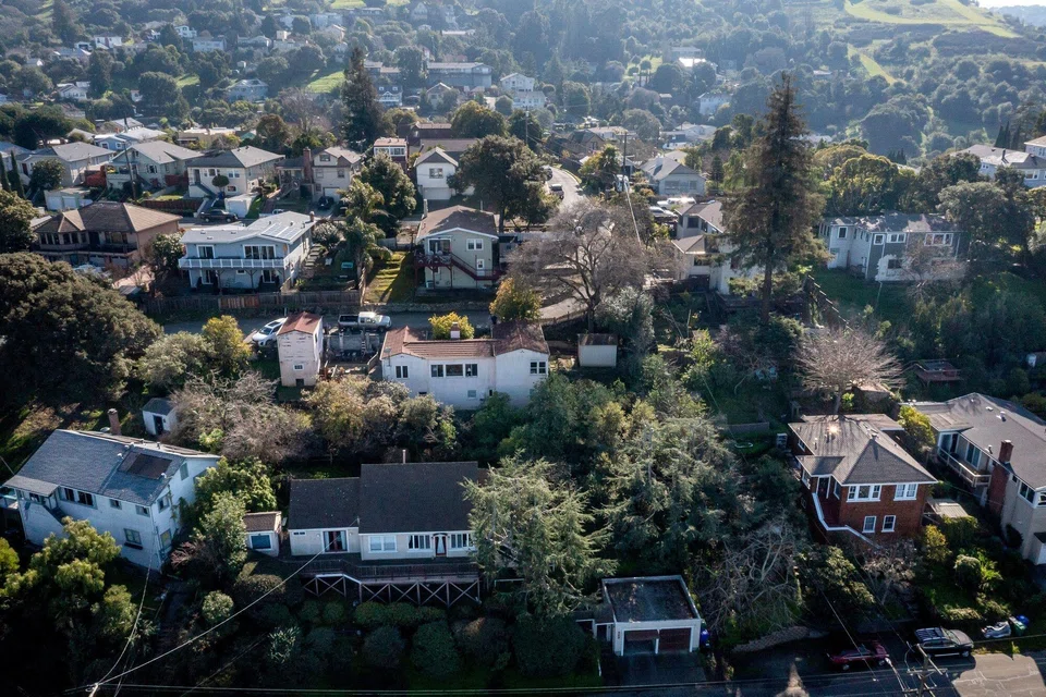 The Mortgage Bankers Association's index of mortgage applications for home purchases eased 0.4% in the week ended Jan 23, from a three-year high. 