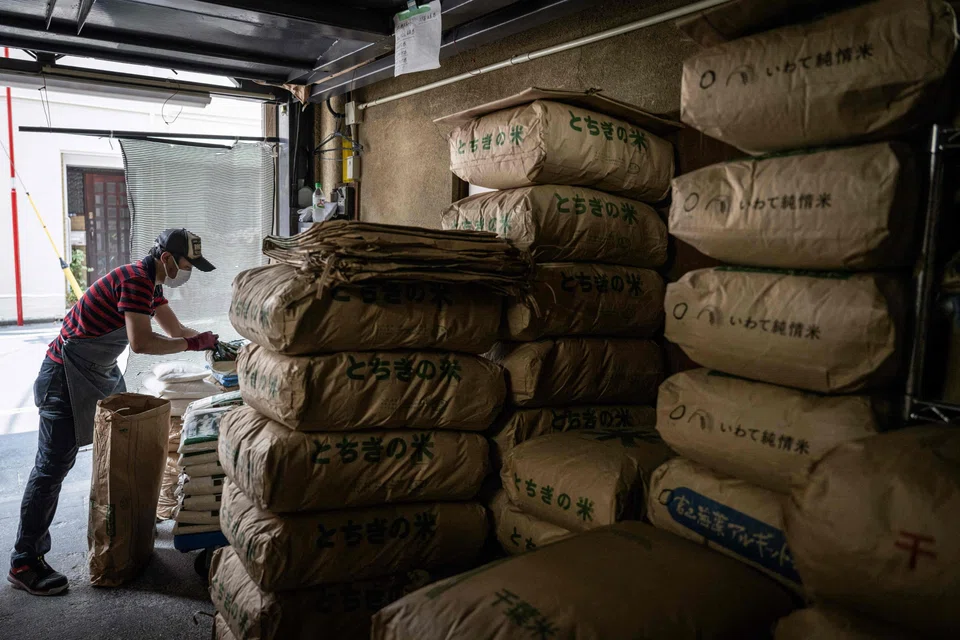 The yen-based import price index fell 12.3 per cent in June from a year earlier, after a 10.3 per cent drop in May, indicating the currency’s rebound was pushing down raw material import costs. 