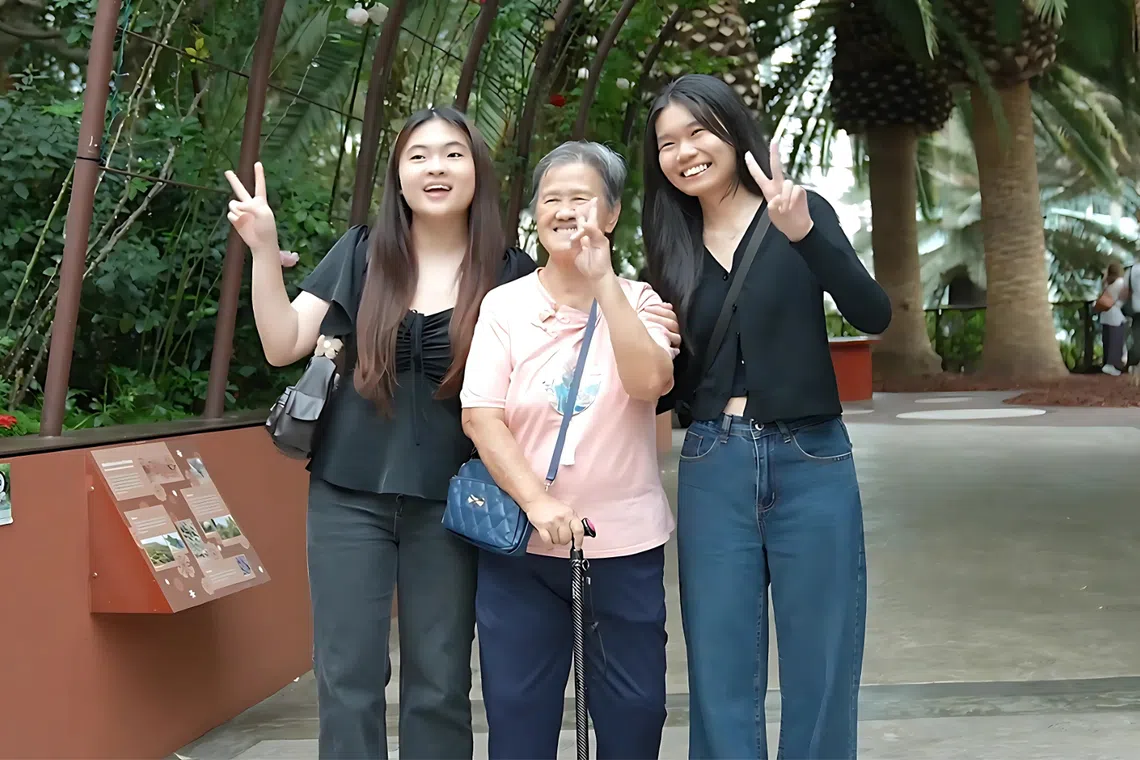 Kwan Yi Rui (left), a third-year student from the NUS Faculty of Science, and Ng Zhi Ying (right), a third-year student from NUS Business School, recently completed a course where they befriended socially vulnerable seniors.