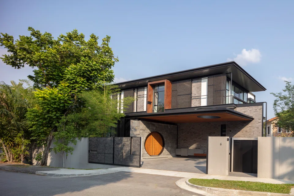Viewed from the street, the house is distinguished by two large flat roofs while decorative panels with a fish scale pattern embellish the second storey façade. 