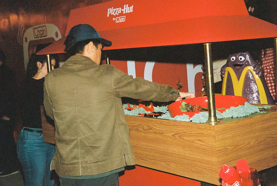 Pizza Hut-inspired salad bar. In Los Angeles, the restaurant Chain taps into a feverish nostalgia for burgers and pizza from the 20th century.