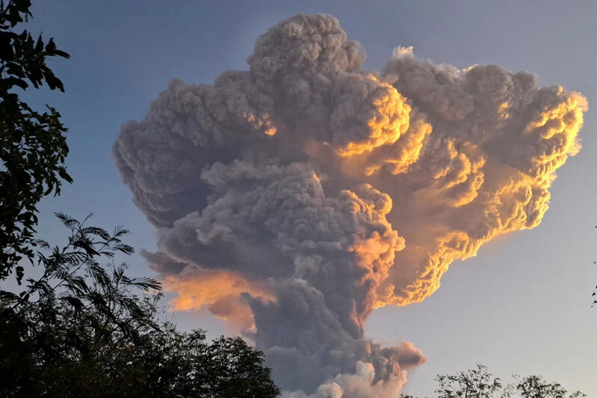 Bali flights nixed after huge Indonesia volcano eruption