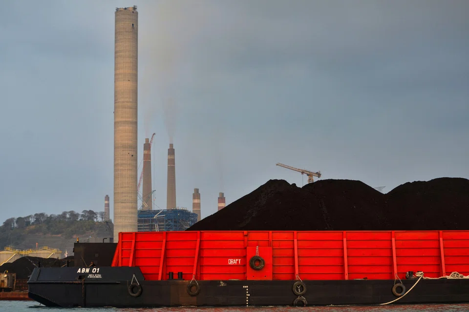 A barge loaded with coal is docked next to the Suralaya coal-fired power plant in Cilegon, Indonesia; financing the early shut-down of such plants can be classified under both the green and amber categories in the Asean taxonomy. 