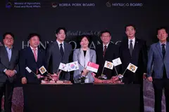 Anh Sung-jae (third from left) stands beside Song Miryeong (in grey suit), flanked by Min Kyungcheon (extreme right) and Lee Kihong (second from left).