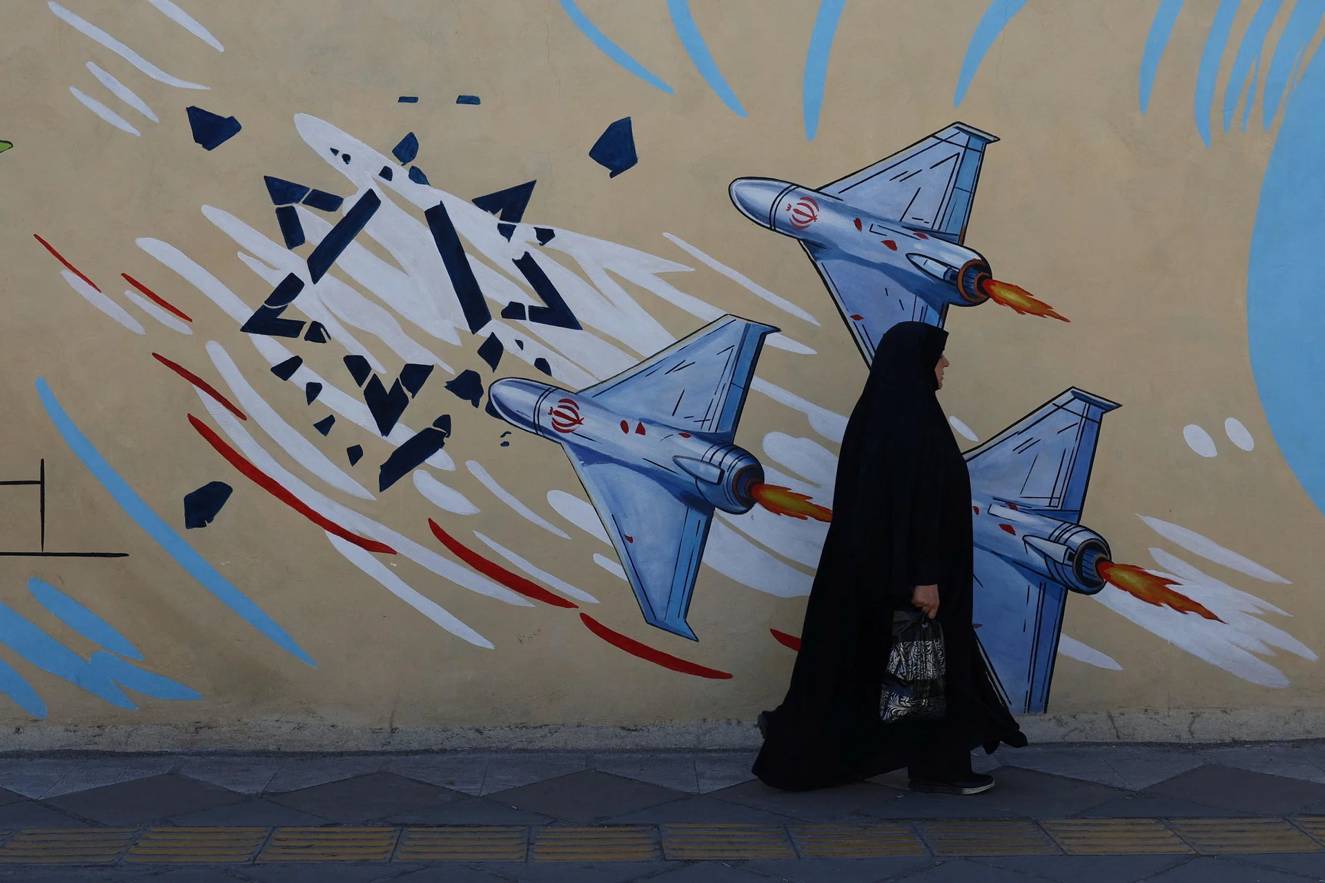 Iran and US trade air strikes after Trump dismisses report of Hormuz deal