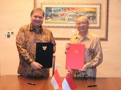 Indonesia’s Coordinating Minister for Economic Affairs Airlangga Hartarto (left) and Singapore Deputy Prime Minister and Minister for Trade and Industry Gan Kim Yong discussed deepening collaboration on businesses and investment opportunities in both economies.