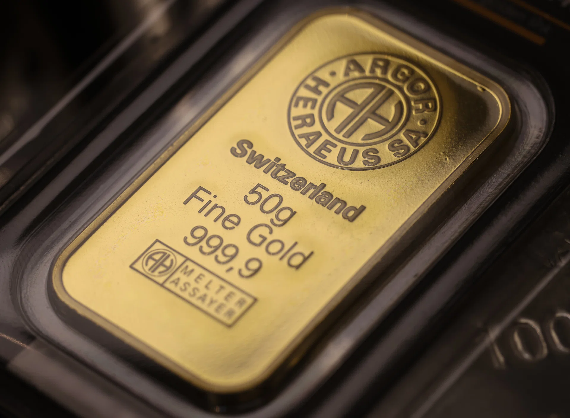 Gold hits over 3-week low as Iran war tensions fan US rate hike fears