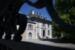 The negotiations took place not in a “sterile” hotel, but in the intimate rooms and attractive grounds of an ambassador’s residence. 