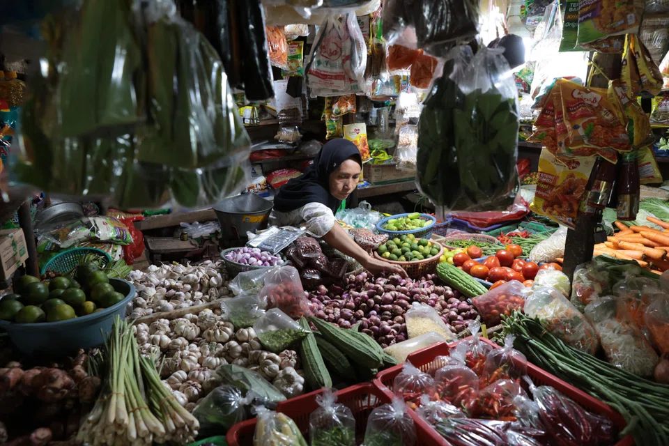 Indonesia's consumer price index rose 3 per cent on a yearly basis in April, compared with the 3.1 per cent forecast by a group of Bloomberg analysts.