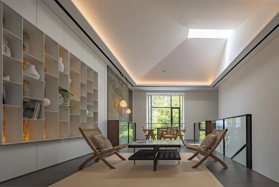 The family room is illuminated by a natural skylight, its geometry reminiscent of the plot’s trapezoidal shape.