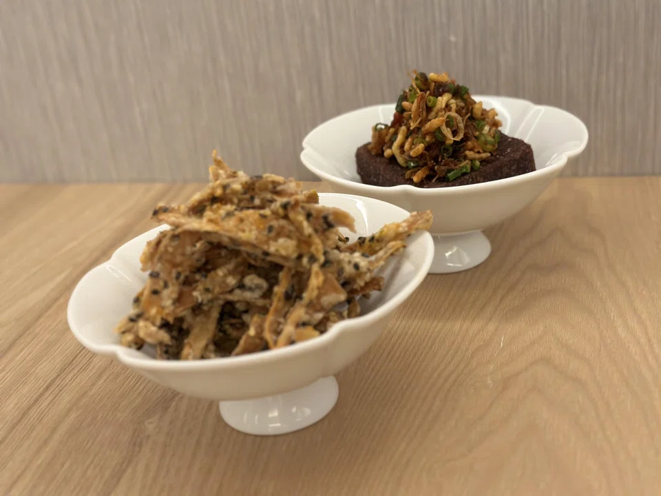 Healthy snacks of burdock crisps and fried purple rice cake.