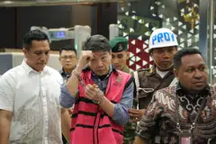 Samin Tan (in pink vest) arriving for questioning at the Indonesian Attorney-General's Office in Jakarta. He is one of Indonesia’s wealthiest individuals, with a net worth estimated at about US$940 million. 
