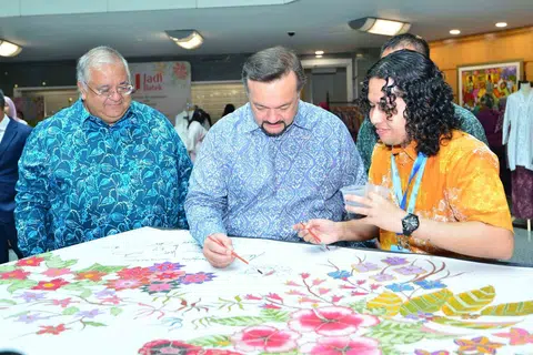  Securities Commission Malaysia (SC) Chairman Mohammad Faiz Azmi (left) with Amir Hamzah Azizan, Minister of Finance II, Malaysia (middle) at the batik making demonstration held alongside ACMF International Conference 2025 PHOTO: ACMF