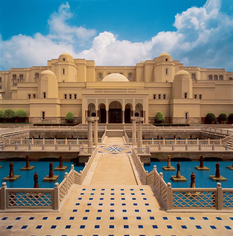 The grand entrance to Oberoi Amarvilas.